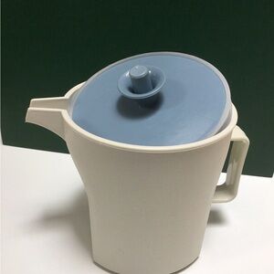 TUPPERWARE Creamer & Sugar container pitcher w/ lid. Very good condition. 16 oz.